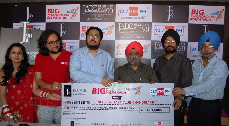(L-R)-Mr-Sagar-Setia,-Director,-Mona-Townships-provate-Limited-(3rd-from-left)-donating-a-cheque-of-Rs-1-Lakh-to-Mr-Paramjit-Singh,-President,-Rotary-Club,-Chandigarh-at-a-ceremony-at-J90,-Mohali