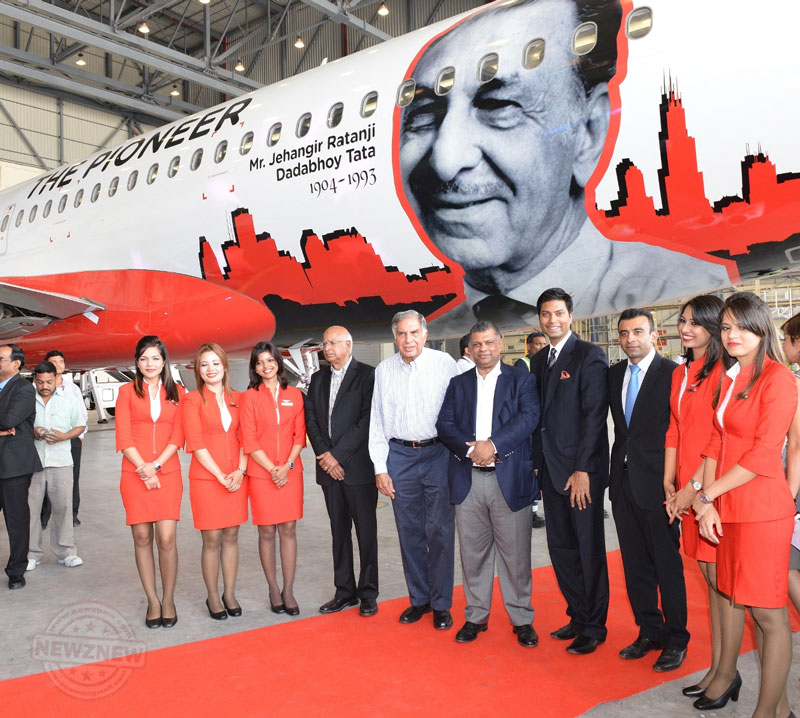 S-Ramadorai,-Ratan-Tata,-Tony-Fernandes-and-Mitu-Chandilya-at-the-unveiling-of-AirAsia-India's-4th-Aircraft---The-Pioneer-(Tribute-to-JRD-Tata)-(1)