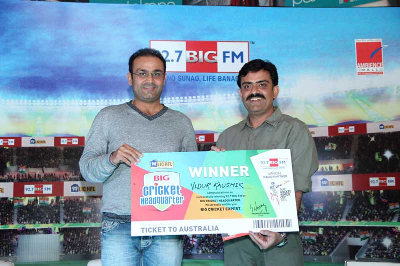 Virendra-Sehwag-with-the-winner-Vidur-Kaushik-for-Cricket-ka-BIG-Headquarter