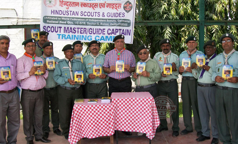 national--training-camp-ke-dauraan-scouting-ki-book-release-karte-pdadhikari-(2)