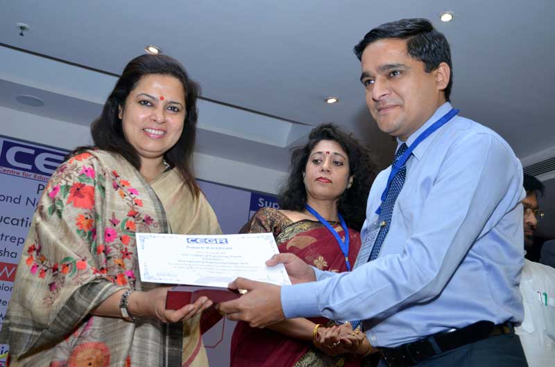 Dr.-Manish-Pandey,-Principal,-CGC-College-of-Engineering-received-the-award-From-MP--Meenakshi-Lekhi-at-Center-for-Education-Growth-and-Research,-Delhi