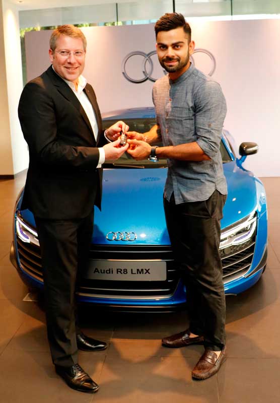 Joe-King,-Head-Audi-India-delivers-the-limited-edition-Audi-R8-LMX-to-Ace-Cricketer-virat-Kohli-2