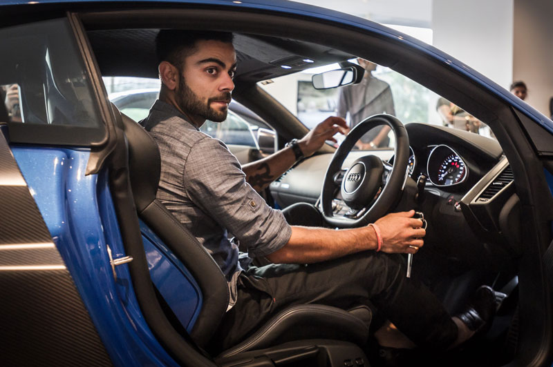 Joe-King,-Head-Audi-India-delivers-the-limited-edition-Audi-R8-LMX-to-Ace-Cricketer-virat-Kohli-4