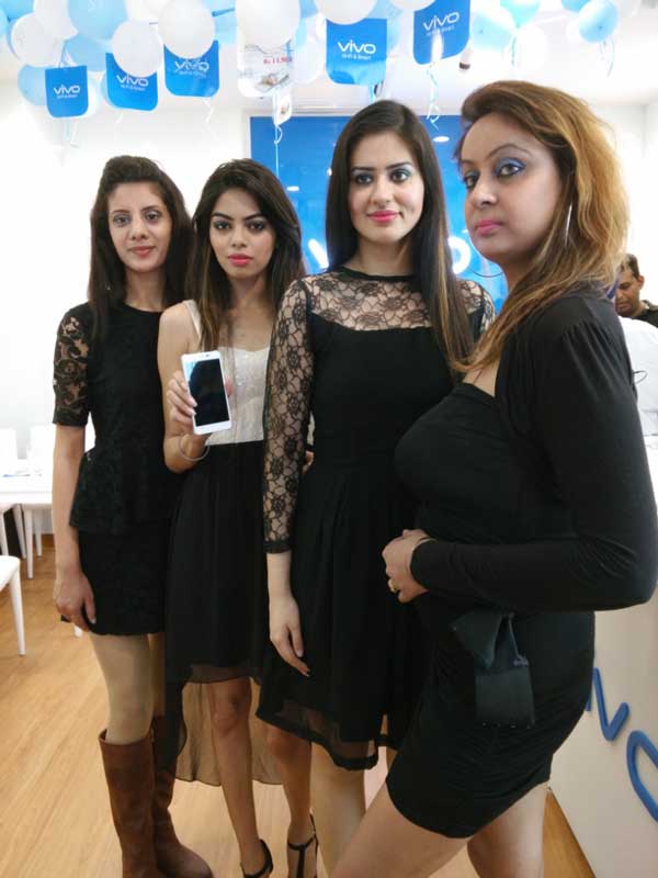 Models-showcasing-the-Vivo-smartphones-during-the-exclusive-store-opening-of-VIVO-at-Chandigarh..