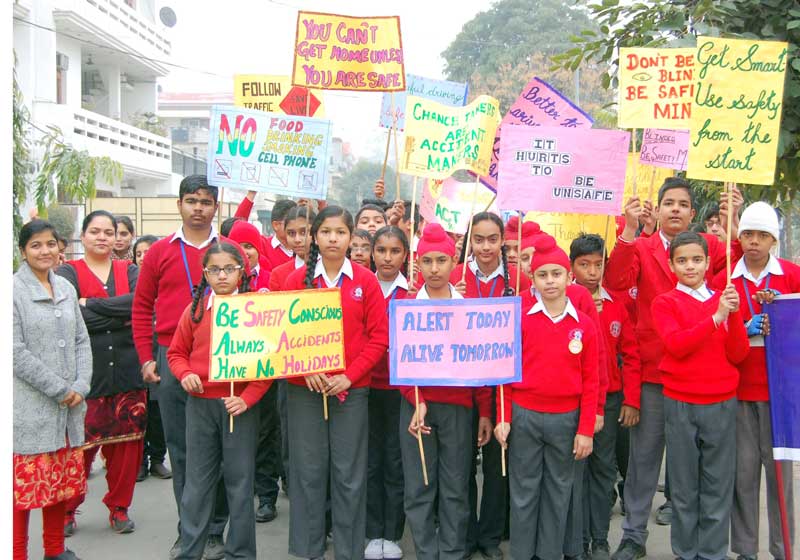 Students--of-Ashmah-International-school,-Sector-70,-Mohali--conduct-rally-on-traffic-awareness-week-4