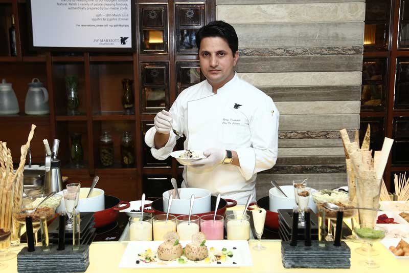 1.-Chef-Vijay-Prakash-at-the-Live-Fondue-Counter-at-JWMC