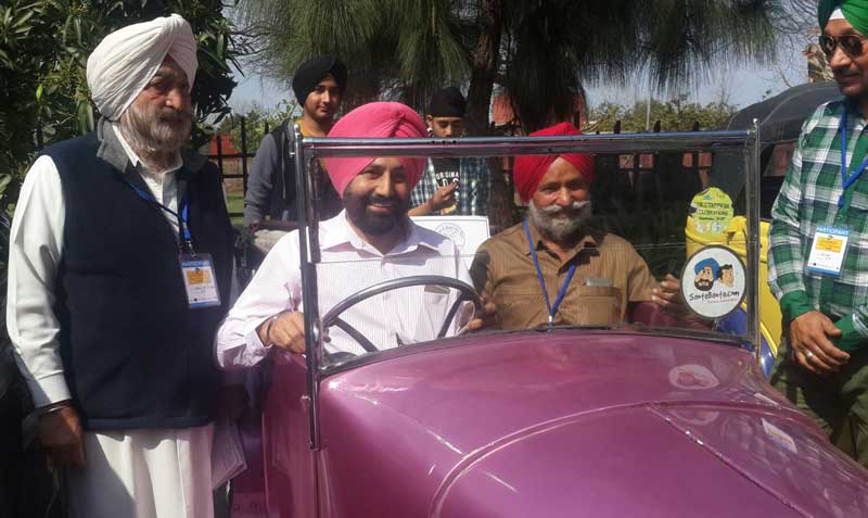 Chandigarh-Police-SSP-Sukhchain-Gill-trying-hands-on-Vintage-Car-at-6-th-Santa-Banta-.-com-Vintage-and-women--Car-Rally