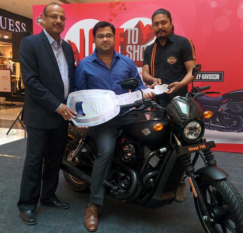 From-L-to-R--Mr-Manoj-Agarwal-Head-of-Operations-Elante-Mall-handing-away-keys-of--Harley-Davidson-Motorbike-to-Mr-Kuldeep-Singh-of-Chandigarh