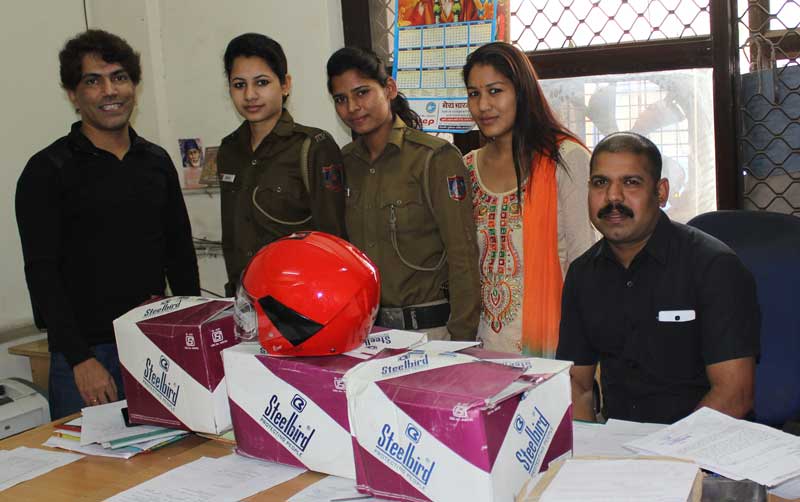 Helmet-Distribution-at-Ashok-Nagar-Thana-Delhi