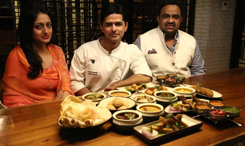 L-R-Kunwar-Shivraj-Singh-Limdi,-Chef-Naveen-Handa,-Executive-Chef-JW-Marriott-and-Kunwarani-Vijaya-Singh-Sirmaur-at-Royal-Food-Festival