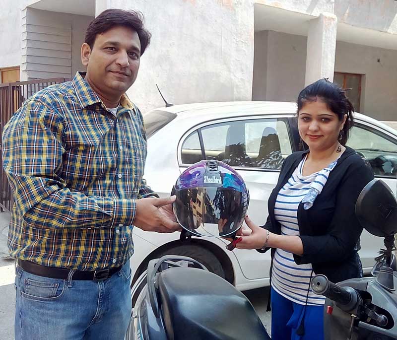 Steelbird-Group-Head-Mr.-Shailendra-Jain-distributing-Ladies-Helmets-2
