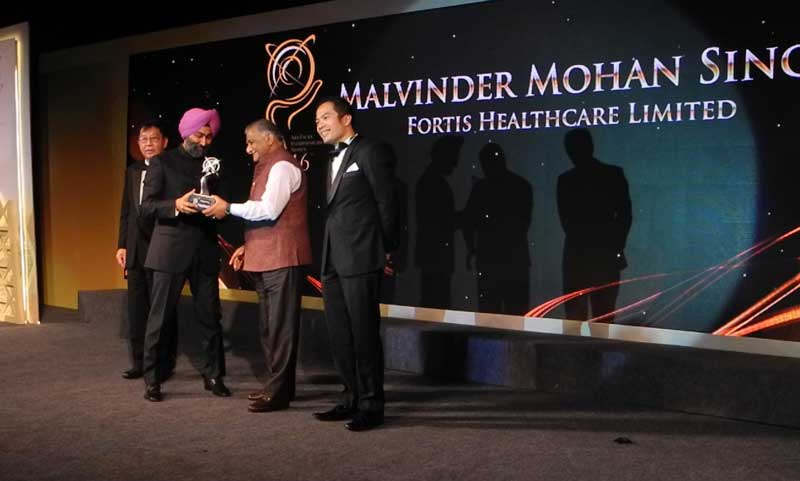 Mr-Malvinder-Mohan-Singh-of-Fortis-receiving-the-APEA-award-from-Gen-V-K-Singh,-MoS-External-Affairs,-Government-of-India