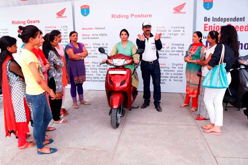 HMSI-Honda-Trainer-giving-Safety-Riding-Tips-to-women-two-wheeler-riders-in-Chandigarh