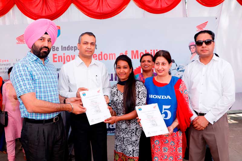 HMSI-Honda-and-Chandigarh-police-officials-giving-Safety-Riding-certificates-to-Women-Riders-in-Children-Traffic-Park,-Chandigarh