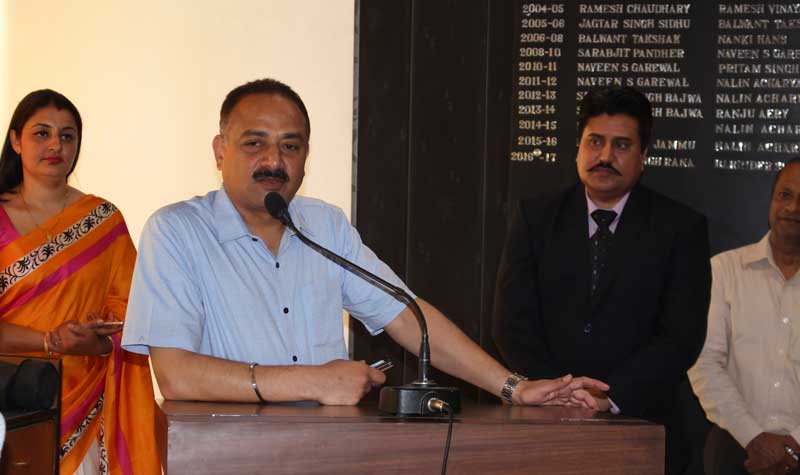 Mr.-Arun-Sood,-Mayor-Chandigarh-with-Jasbir-Thind,-MD,-EduCounsels-introduce-new-contemporary-methods-in-career-councelling