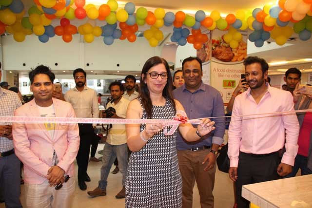 Ms.-Benu-Sehgal,-Sr.-Vice-President,-DLF-Place-Mall,-Saket-inaugurates-the-store-along-with-Co-founders-Lav-Trivedi,-Abhishek-Aggarwal,-Ujjwal-Aggarwal---Copy