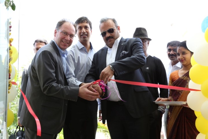 Ribbon Cutting of Renault Selection by Mr. Sumit Sawhney, Country CEO and Managing Director, Renault India Operations (Small)