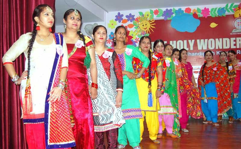 The-Holy-Wonder--Smart-School,-Mohali---celebrated-Mother’s-Day-at-its-campus-with-fun-and-frolic-4