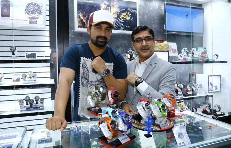 2_Rannvijay Singh, Youth Icon, TV Presenter and Roadie while Kulbhushan Seth, VP, Casio India inaugurating the Casio exclusive store at Elante (Small)