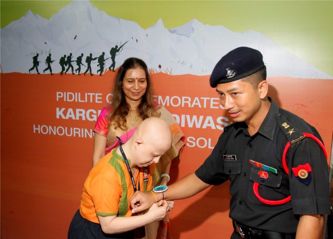 Lt.Col. K.G.Singh COD Mumbai region, with a special kid of Om creation trust(1) (Small)
