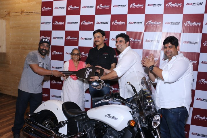 Mr. Pankaj Dubey, MD & Country Head, Polaris India handing over keys of the Indian Scout to its customer, Mr. Manish Jain (Small)