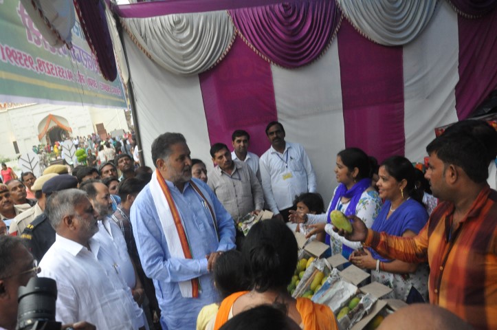 Sh Ram Bilas Sharma, Hon'ble Tourism Minister, Haryana interacts with the mango growers at the Mango Mela (Small)
