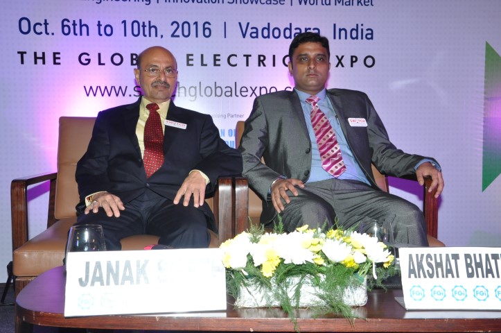 (L-R) Mr. Janak Seth, Sr. Vice President, Federation Of Gujarat Industries and Mr. Akshat Bhatnagar, DG Marketing, SWITCH 2016 (Small)