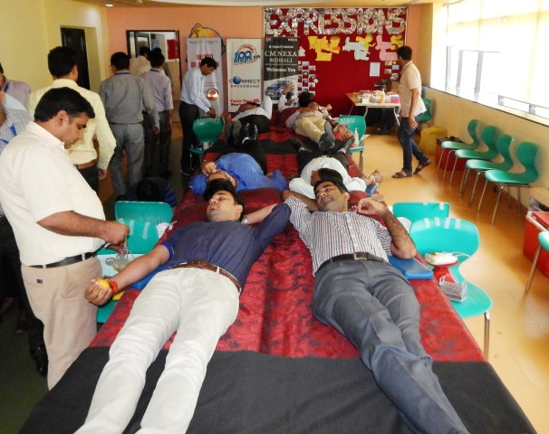 Volunteers donating blood during Blood Donation Camp organised by Connect Broadband on the occasion of Raksha Bandhan_2 (Small)