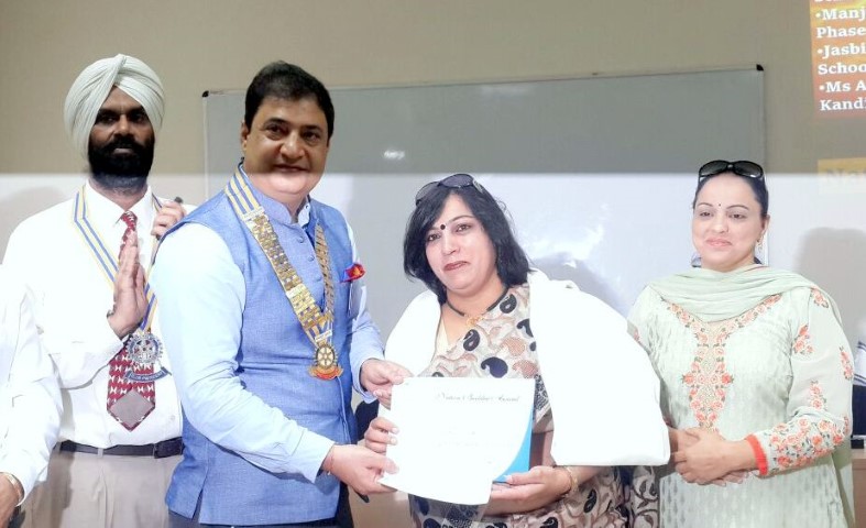 Ms. Neetu Dandi, Principal of St. Paul’s International School receiving the Nation Builder Award-2016  by Rotary Club ,Mohali. (Small)