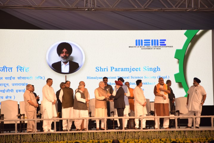 paramjit-singh-director-rced-chd-receiving-the-award-from-pm-narinder-modi-1-small