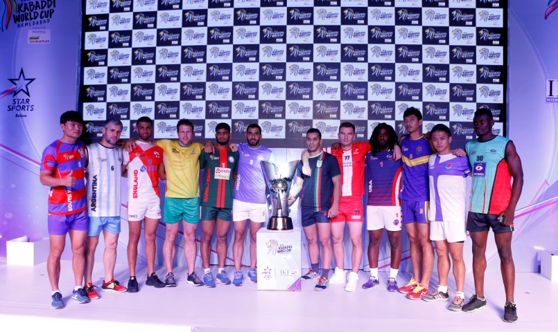 picture-2-2016-kabaddi-world-cup-trophy-captains-small