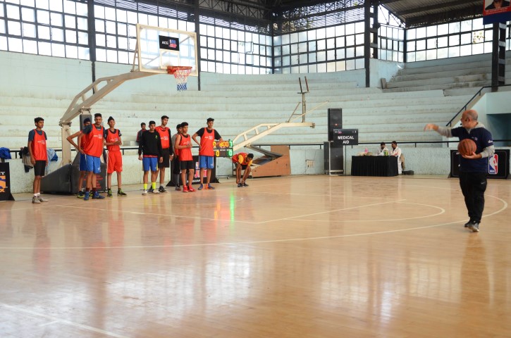carlos-barroca-associate-vice-president-of-basketball-operations-nba-india-interacts-with-the-participants-at-the-acg-nba-jump-tryouts-in-ludhiana-on-december-17-2016-3-small