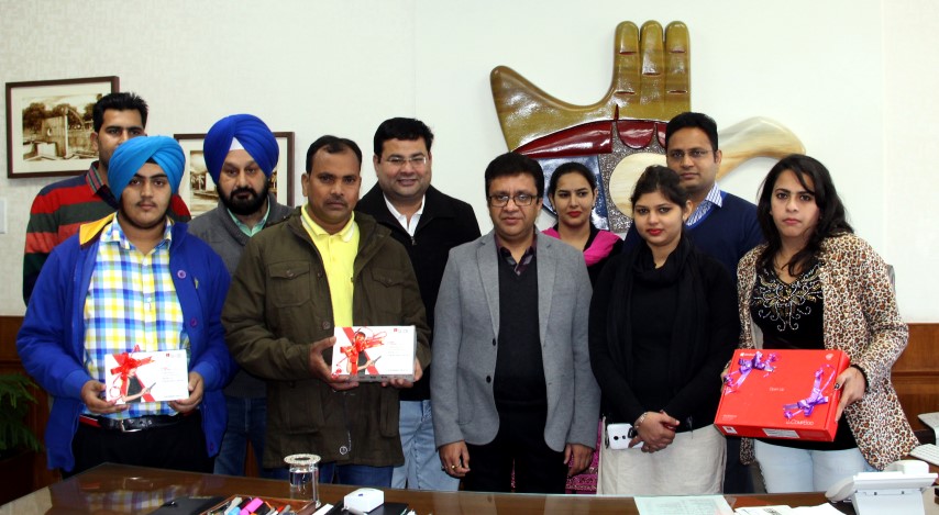 UT Home Secretary, Shri Anurag Agarwal alongwith senior officers posing with the lucky winners of 3-day Chandigarh Carnival-2016 organized by the Department of Tourism and Aryans Group of Colleges Chandigarh at UT Secretariat, Chandigarh on Tuesday, December 13, 2016.