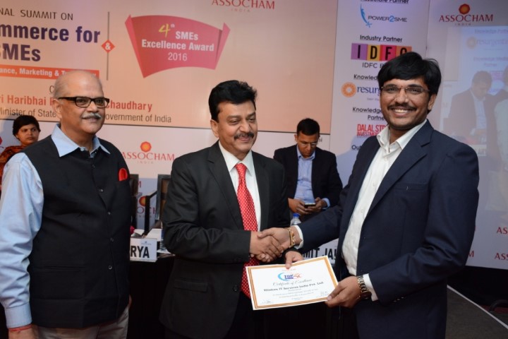 mr-ajay-kolla-founder-ceo-of-wisdomjobs-com-receiving-the-certification-from-mr-arun-jain-senior-managing-committee-member-assocham-small