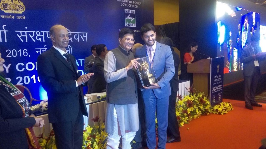 videocons-akshay-dhoot-recieving-the-national-energy-conservation-award-2016-from-honorable-minister-piyush-goyal-small
