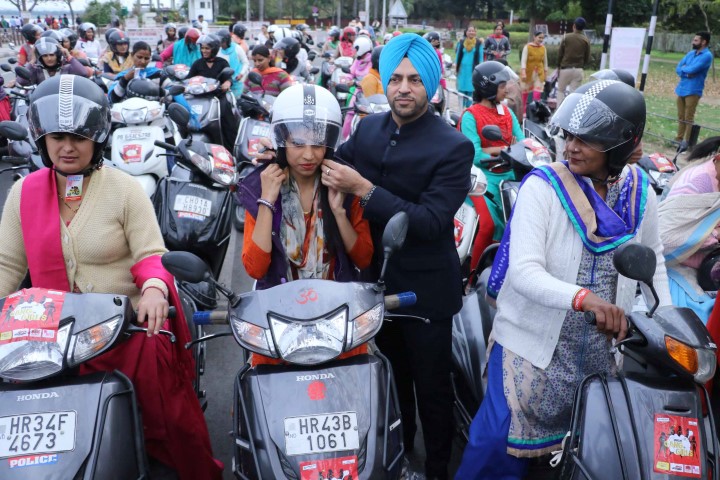 Photo 1_Mr. Swaran Singh Sandhu, Managing Director Raffles Educity (I) Pvt. Ltd distributing helmets to women riders (Small)