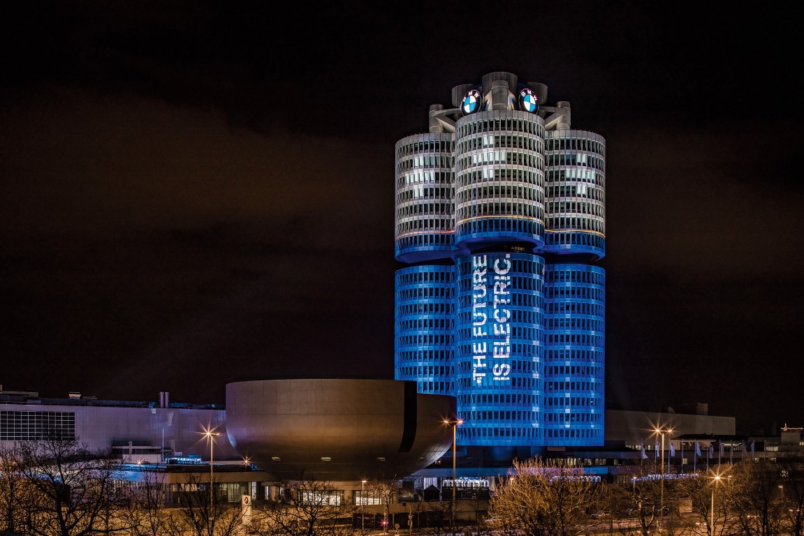The BMW Group has delivered more than 100,000 electrified vehicles to customers worldwide in 2017, as promised at the beginning of the year. An eye-catching light installation transformed the BMW Group headquarters, the world-famous “Four-Cylinder” in the north of Munich, on the evening of 18 December 2017 into a battery.