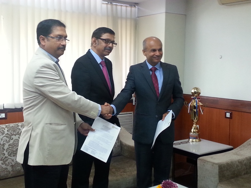 (From Left) Mr. Ranjan Mukherjee, ADG, DD Kisan; Dr. A Surya Prakash, Chairman, Prasar Bharati; Mr. Sameer Shah, MD & CEO, NCDEX