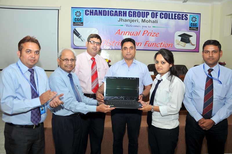 President-Rachpal-Singh-Dhaliwal-&-othgers-awrad-the-students-with-laptop-on-Annual-Prize-Distribution-Function-held-at--CGC-Jhanjeri-00-copy