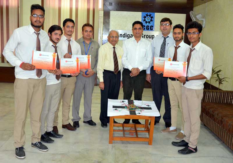 CGC-Jhanjeri-Students-with-President-Rachpal-Singh-Dhaliwal-who--bagged-First-Prize-at-IIT,-Roorkee-copy