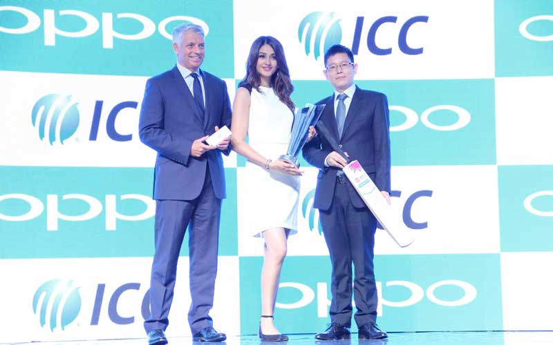 L-to-R-Mr.-David-Richardson,-CEO,-ICC,-Ms-Aditi-Arya,-Miss-India-2015-and-Sky-Li,-OPPO-Global-VP,-MD-of-International-Mobile-Business-and-President-of-OPPO-India-celebrating-Global-Partnership
