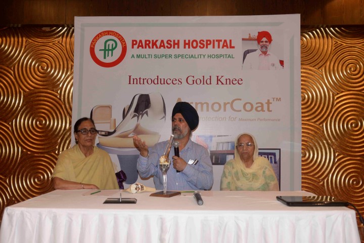 Dr Parkash Singh Dhillon demonstrating the advantages of Golden knee (1) (Small)