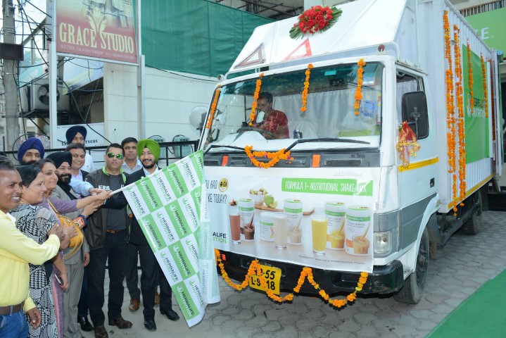Mr Ajay Khanna – Vice President and General Manager, Herbalife International India alongwith the team flagging off the “Sales Centre on Wheels” in Ludhiana (3) (Small)